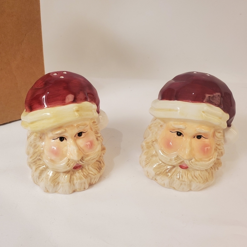 Santa Claus salt and pepper shakers